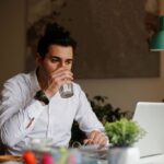 Mężczyzna w domowym biurze