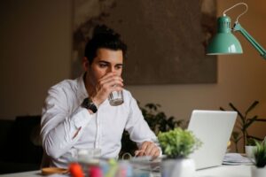 Mężczyzna w domowym biurze