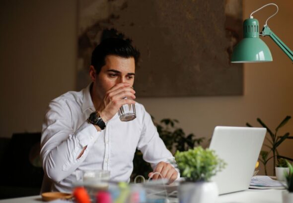 Mężczyzna w domowym biurze