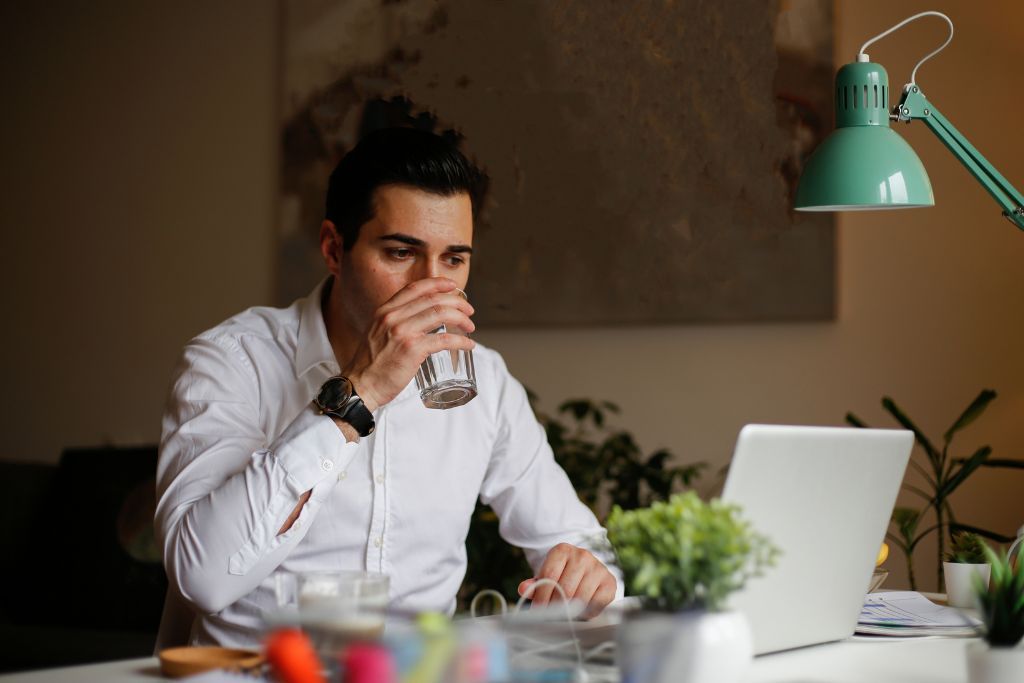 Mężczyzna w domowym biurze