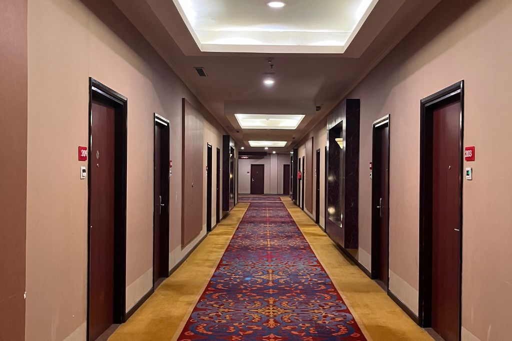 korytarz-hotelowy Hotelowe przejście
